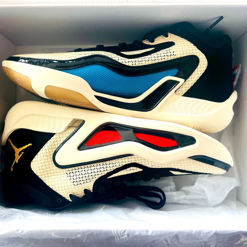 JORDAN TATUM 1 - MENS SIZE 9.5 - WMNS SIZE 11 -BRAND NEW IN BOX NEVER WORN.
